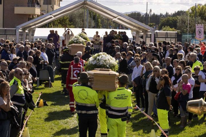 Un momento dei funerali nel campo sportivo di Pianello di Ostra (foto Ansa)