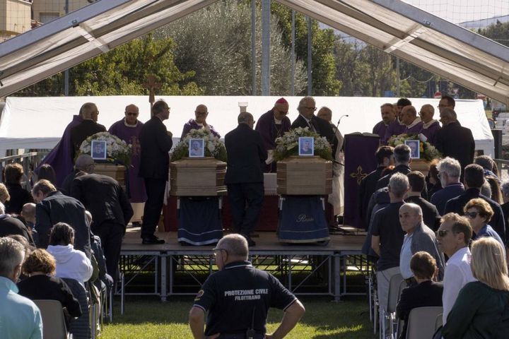 I funerali di Andrea Tisba, Giuseppe Tisba, Diego Chiappetti e Fernando Olivi, vittime dell'alluvione abbattutosi nelle Marche (foto Ansa)