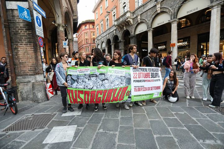 I manifestanti per le vie del centro di Bologna (foto Schicchi)