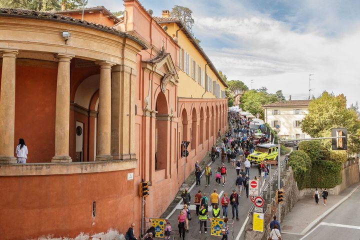 Dal settecentesco arco del Dotti fino al Santuario di San Luca, si susseguono circa 200 stand (FotoSchicchi)
