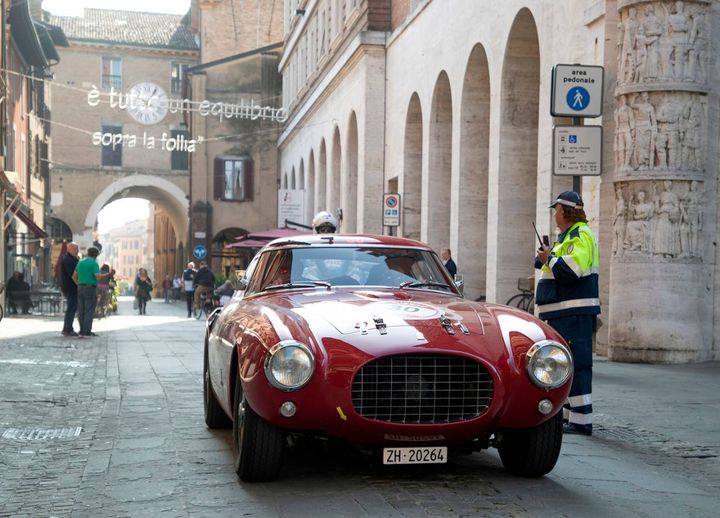 Le vie di Imola si animano delle vetture storiche per la Modena Cento Ore (foto Isolapress)