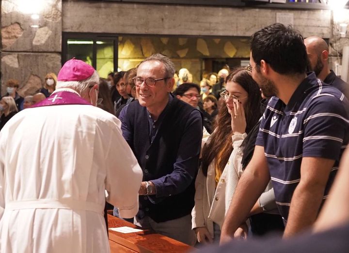 Il vescovo Francesco Lambiasi stringe le mani ai parenti delle vittime (foto Petrangeli)