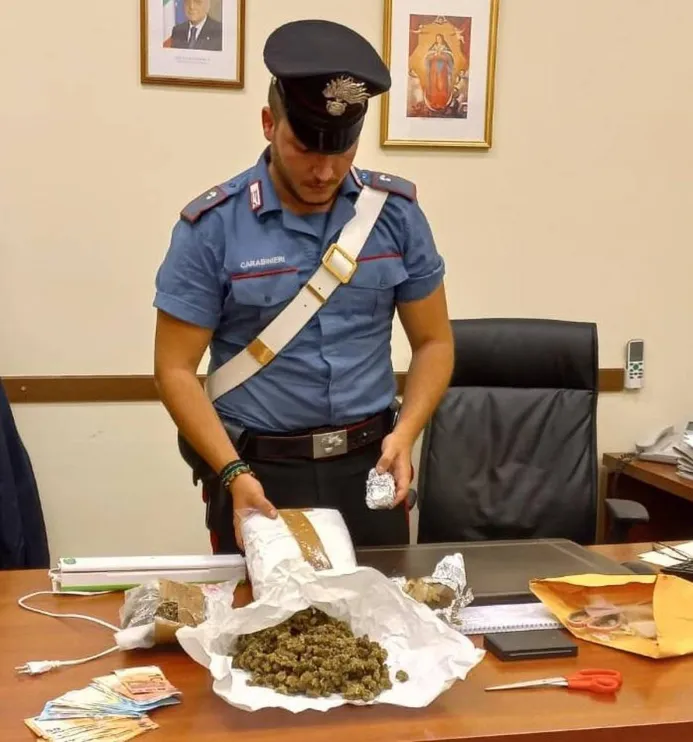 Un sequestro di marijuana, soldi contanti e materiale per il confezionamento delle dosi fatto. dai carabinieri. (immagine di archivio)