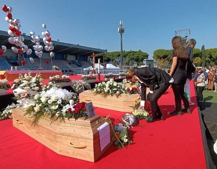 Il dolore ai funerali delle sette persone morte in un incidente a San Donà di Piave (foto Petrangeli)
