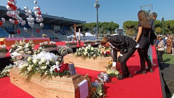 Il dolore ai funerali delle sette persone morte in un incidente a San Donà di Piave (foto Petrangeli)