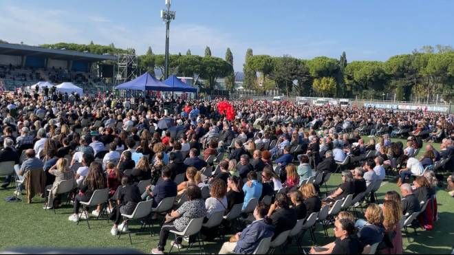 La folla ai funerali nello stadio di Riccione (foto Santangelo)