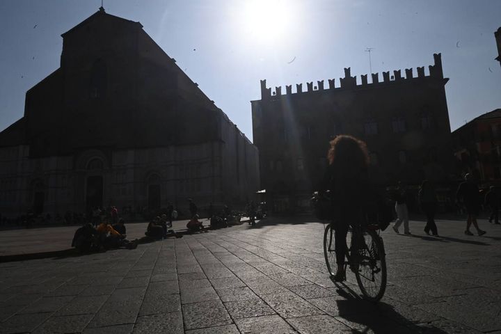 L'eclissi in piazza Maggiore (foto Schicchi)