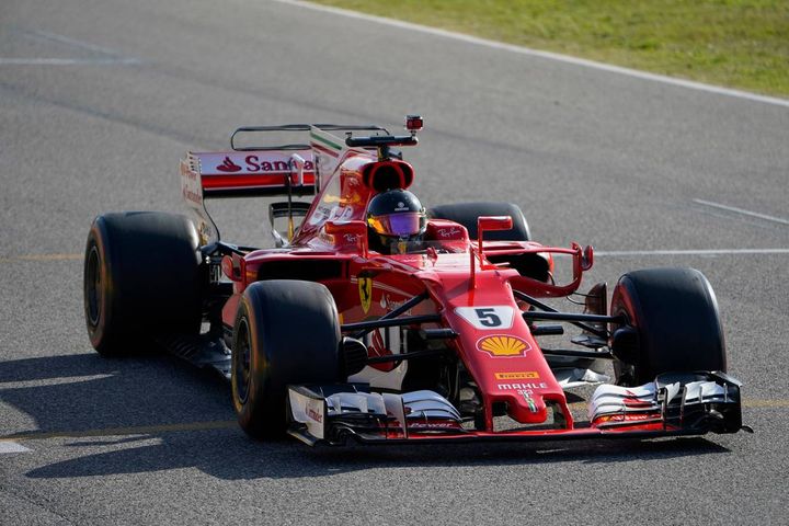 In pista le Ferrari clienti (Isolapress)