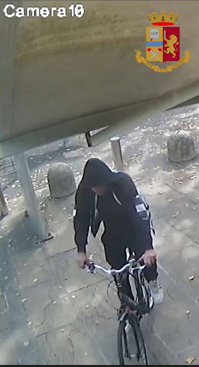 Il rapinatore ripreso dalle telecamere mentre fugge in bici