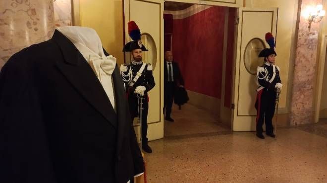 Uno degli abiti di Pavarotti esposto a teatro