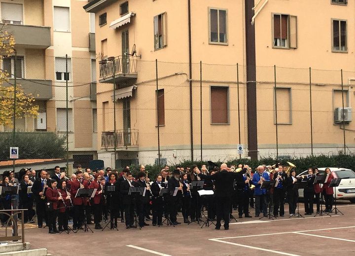 Le bande di Colbordolo, di Colombarone, di Montefelcino e la fanfara dei Bersaglieri hanno suonato al funerale (foto Toni)