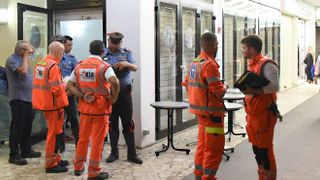 I rilievi dei carabinieri nella gelateria dopo l’incidente (foto Migliorini)