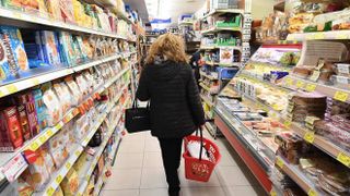 Spesa al supermercato (foto generica)
