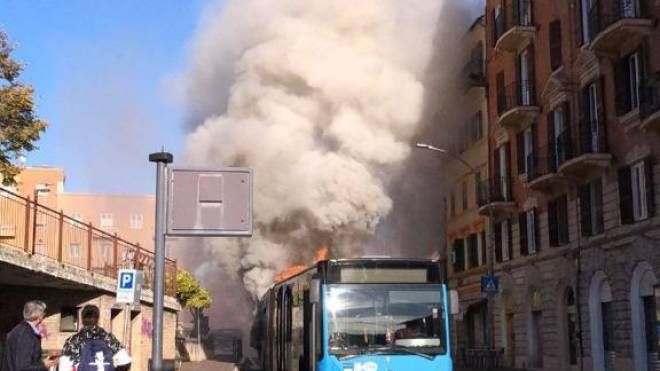 Allarme in via Roma per l'incendio di un autobus di linea extraurbano che arrivava da Porto Recanati