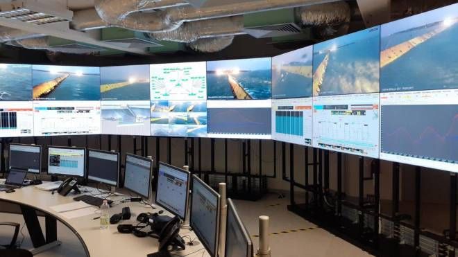 La sala di controllo nel quartier generale da dove viene seguita l'evoluzione dell'alta marea e il controllo video su una delle barriere del Mose a Venezia