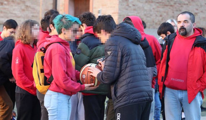 I tanti amici del 14enne che hanno firmato il pallone e la maglietta da pallacanestro (foto Isolapress)