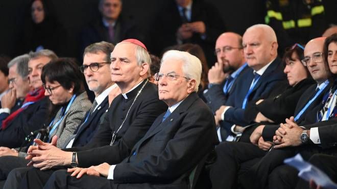Il presidente Mattarella Accanto al cardinale Zuppi e l'ex sindaco Merola (foto Schicchi)