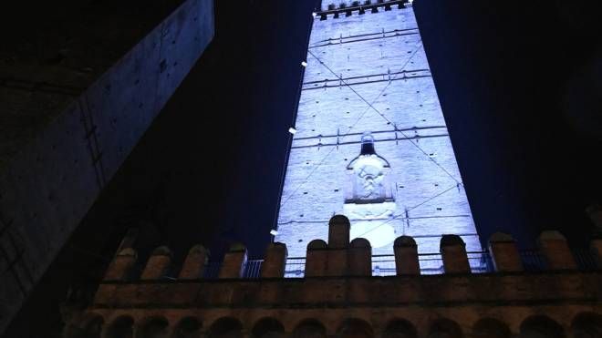 L'illuminazione della Torre degli Asinelli (FotoSchicchi)