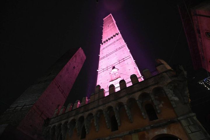 L'illuminazione della Torre degli Asinelli (FotoSchicchi)