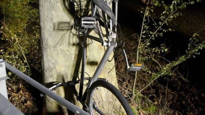 Una bicicletta si è schiantata contro un platano a lato della strada, l'altra è stata proiettata al centro della via Pomposa (foto Businesspress)