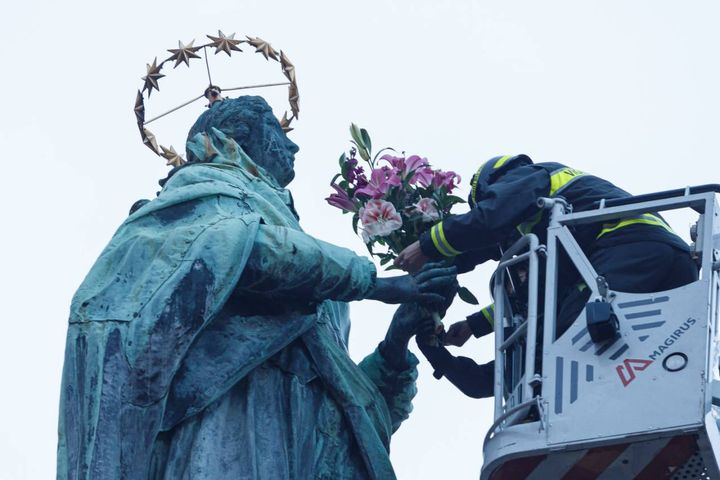 Il tradizionale omaggio floreale alla statua della Vergine (foto Schicchi)