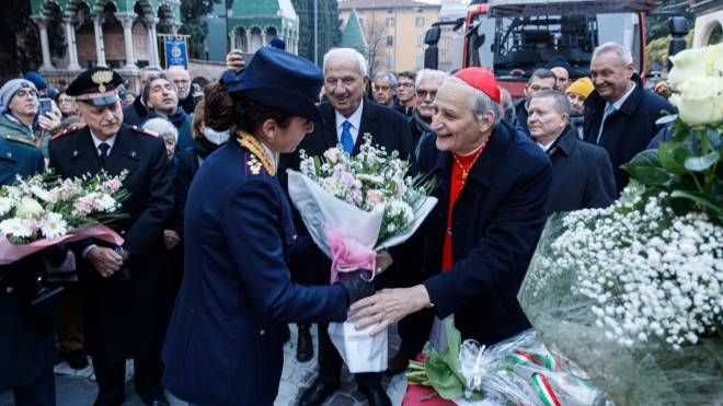 L'arcivescovo offre l'omaggio floreale (foto Schicchi)