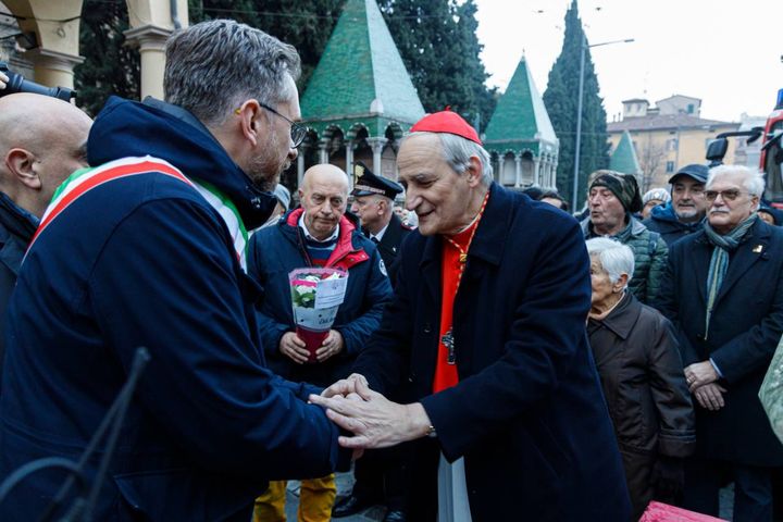 Il saluto tra il sindaco Lepore e il vescovo Zuppi (foto Schicchi)