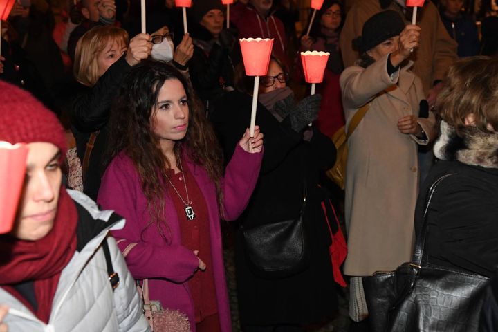 Le fiaccole rosse, colore simbolo della lotta contro la violenza (foto Fiocchi)