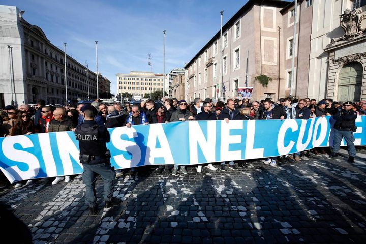 L'utlimo saluto anche dei tifosi della Lazio (foto Imagoeconomica)