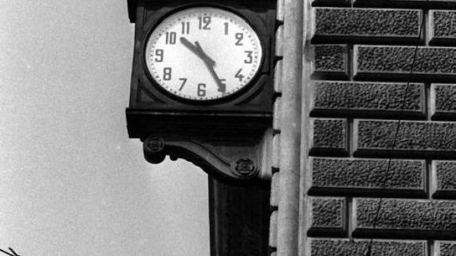 L'orologio all'esterno della stazione, fermo sulle  10.25, l'ora della strage (Ansa)
