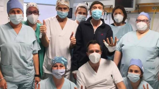 Lo staff del Centro grandi ustionati con il paziente più noto, Gianni Morandi