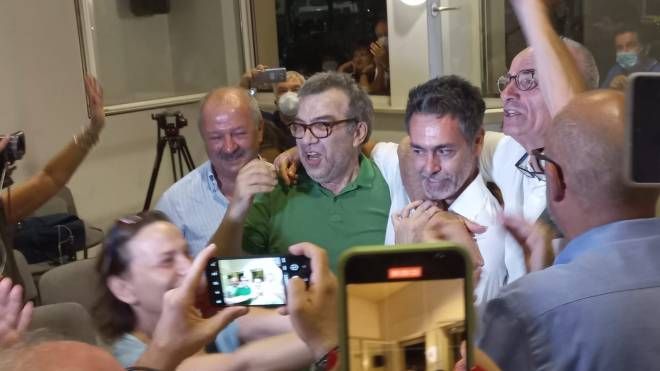 Lorenzo Fiordelmondo nuovi sindaco di Jesi festeggia la vittoria
