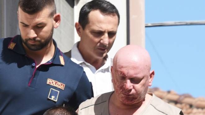Simone Vultaggio arrestato dalla polizia esce dalla casa di via Rastelli