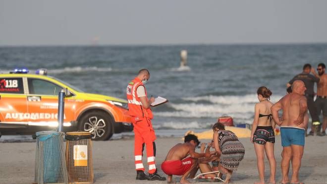Alcuni momenti dei soccorsi nella spiaggia tra Lido Adriano e Punta Marina (foto Zani)