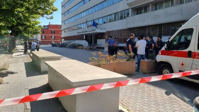 Pacco sospetto a Pesaro davanti all'Agenzia delle Entrate