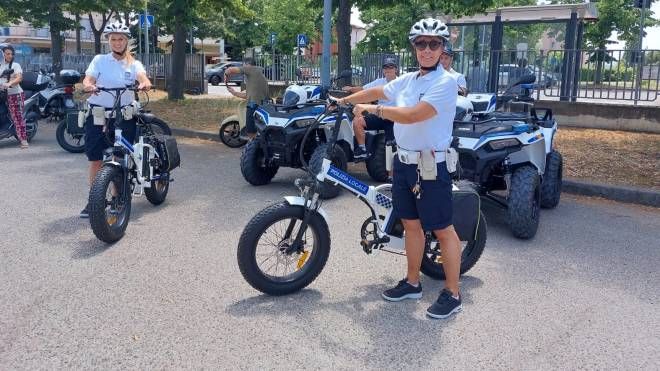 Le nuove bici in dotazione ai vigili a Rimini