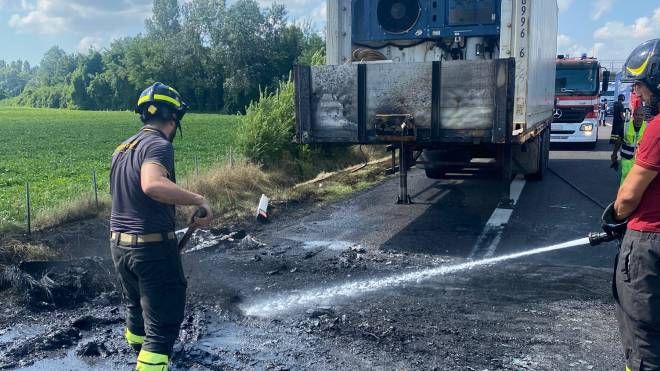 Incendio a13 oggi, camion divorato dalle fiamme