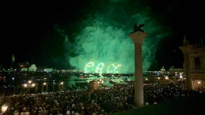 Venezia, fuochi d'artificio per la Festa del Redentore 