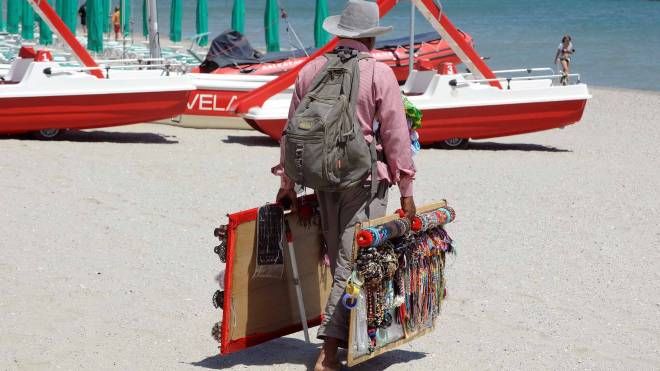 Vendita in spiaggia di capi contraffatti, foto generica