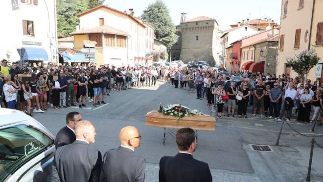 Un intero paese ai funerali di Fabio Cappai (Isolapress)