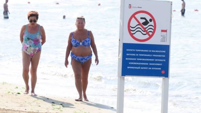 Il divieto di balneazione apparso su alcune spiagge della Romagna