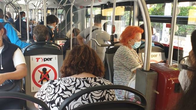 Passeggeri con la mascherina sul bus