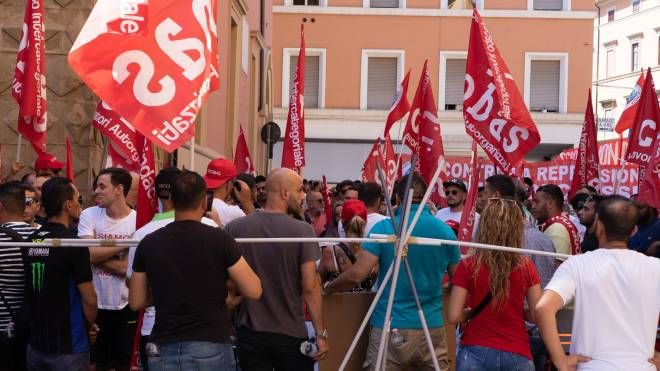 Le barricate dei sindacati in via D'Azeglio (Foto Dire)