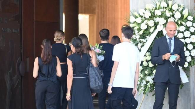 Funerali di Giulia e Alessia: la corona bianca all'entrata della chiesa (Schicchi)