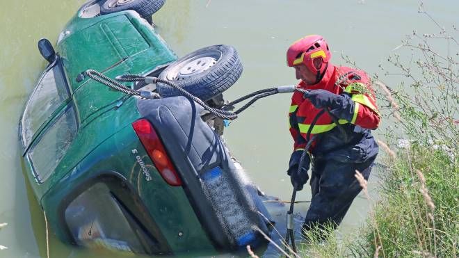 Incidente mortale a Portomaggiore, il recupero dell'auto dal canale (Bp)