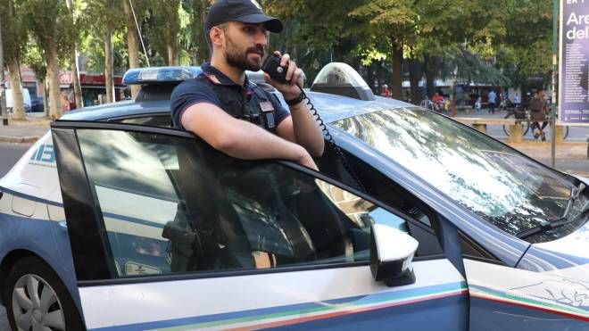 Bologna, controlli della polizia (FotoSchicchi)