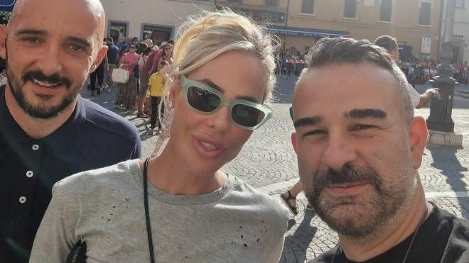 Ilary Blasi, selfie a Cagli in provincia di Pesaro