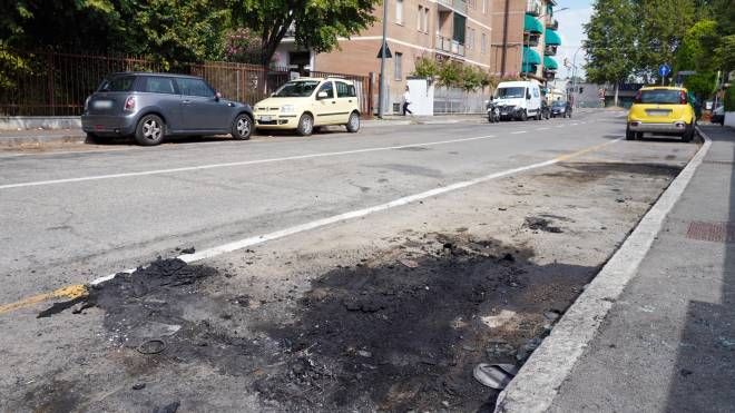 Bologna, 15 agosto 2022, via della Dozza, macchina bruciata davanti alla scuola elementare