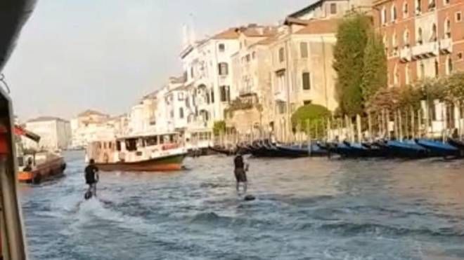 Il frame tratto dal video mostra due giovani con sci d'acqua "a motore" a Venezia