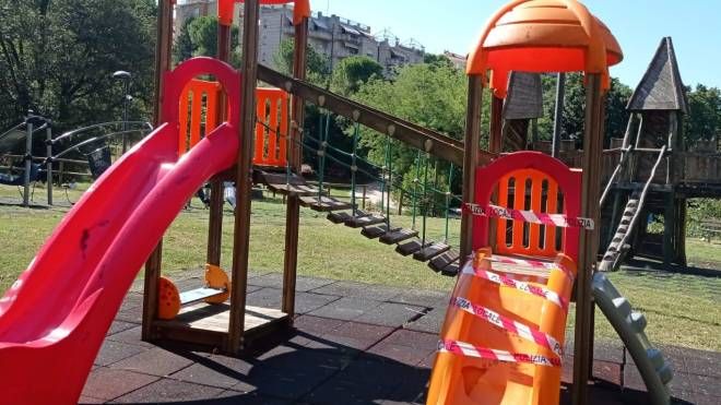 I danni dei vandali allo scivolo al parco di Fontescodella